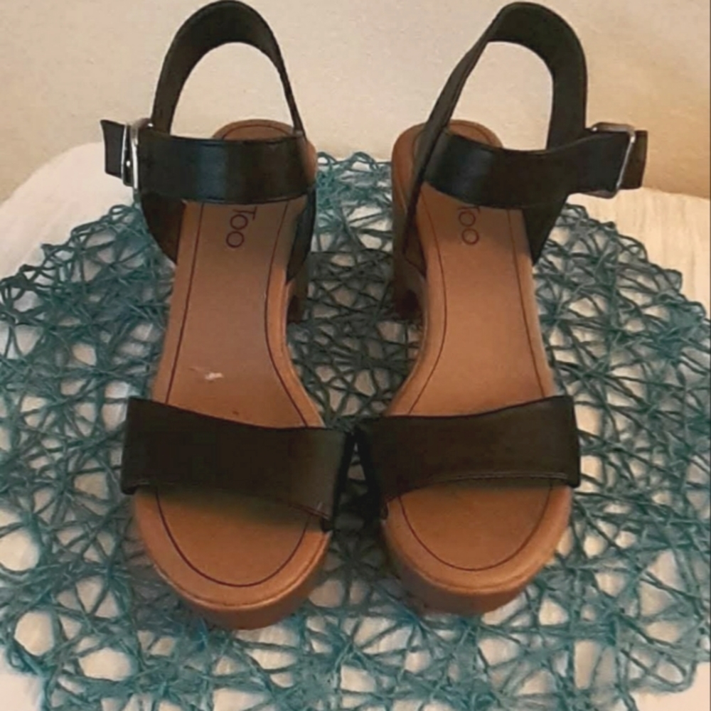 Woman's Sandals With 2" Heel